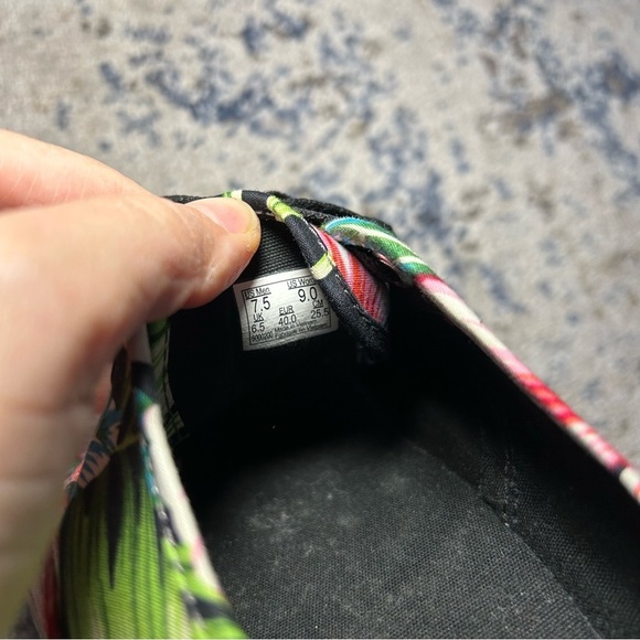 Vans Black & Red Floral Hawaiian Lace-Up Sneakers Size 9 Women’s - Picture 9 of 9